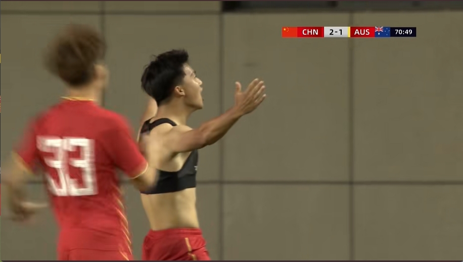 脫衣慶祝！梁仕宇頭球接力破門(mén)，國少3-1領(lǐng)先澳大利亞U16