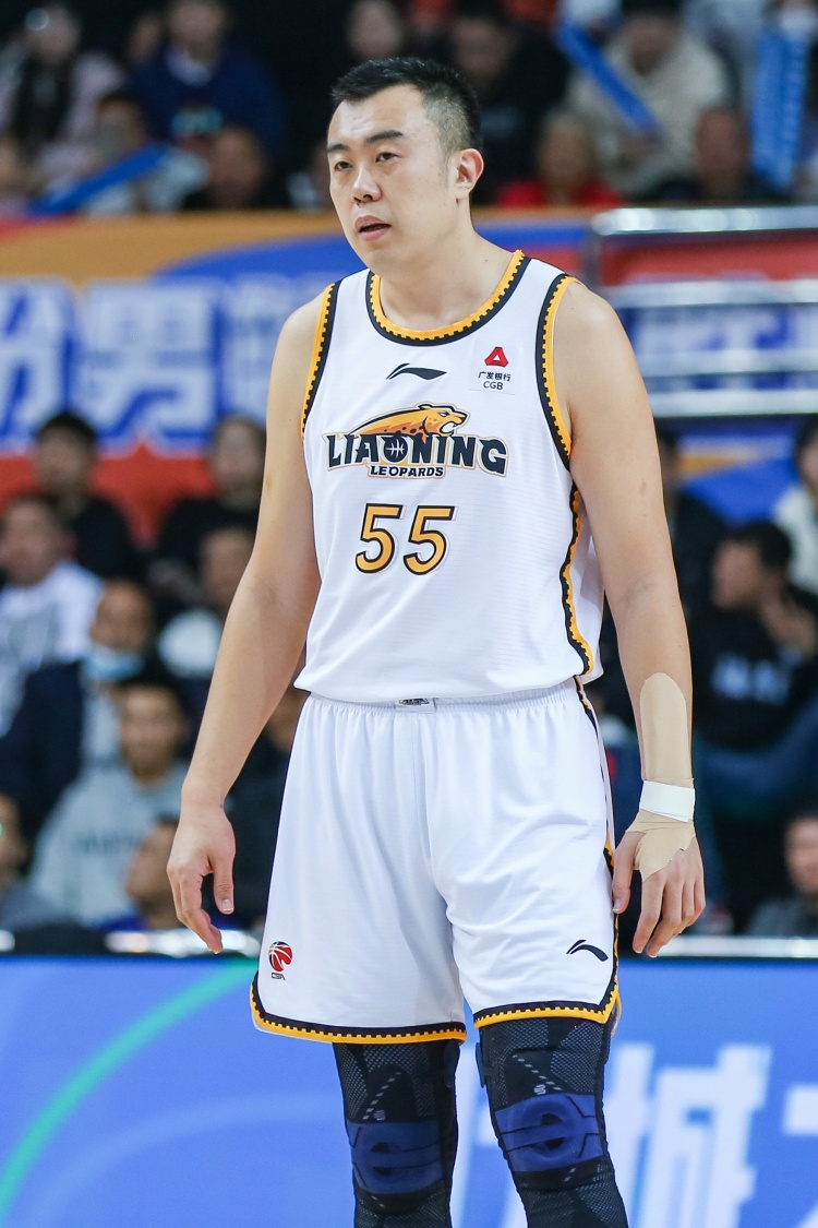 媒體人：韓德君是遼籃隊史首位真正打到油箱見(jiàn)底、申請退役的功勛